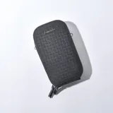 Porta celular negro con diseño tejido y cierre de cremallera.