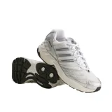 Championes de running Adidas Adistar Control 3, con diseño técnico en color blanco y detalles metalizados plateados. Presentan una estructura de malla transpirable, refuerzos sintéticos para mayor soporte y una entresuela acolchada con suela de goma negra.