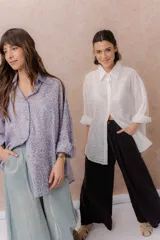 Jean de calce amplio y relajado, color azul, con pierna extra ancha y caída fluida. Diseño de tiro alto con pinzas delanteras y lazo regulable en la cintura. Cuenta con bolsillos laterales y traseros.