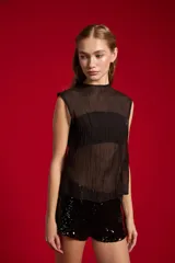 Blusa de poliéster negra, con diseño plisado, sin mangas, cuello alto y corte holgado.
