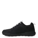 Championes urbanos Caterpillar modelo Hex Ready Low Mesh, color negro. Presentan una capellada que combina lona y gamuza, con cordones grises y logo de la marca en el lateral. Cuentan con una mediasuela de EVA liviana y suela de goma con patrón hexagonal para mayor tracción.