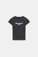 Camiseta slim fit color gris oscuro, con cuello redondo y manga sisa caída. Presenta un texto blanco en el delantero que dice "Main character Role".