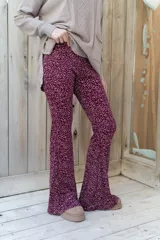 Pantalón oxford de viscosa con estampado de lunares pequeños en color bordó, de talle alto y corte acampanado.