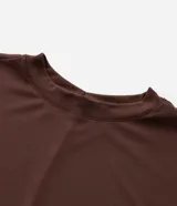 Blusa tipo muscle tee de corte holgado, confeccionada en tejido rib acanalado, con escote redondo y diseño sin mangas.