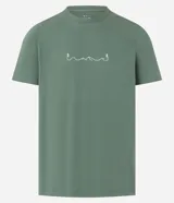 Remera verde militar de algodón, corte regular, cuello redondo, manga corta y estampa frontal con diseño de montañas y excursionistas en línea continua blanca.