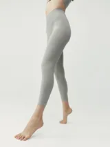 Legging deportivo 7/8 color gris claro, de tejido Fit_Tech con textura 3D, micro calados decorativos y punto doble de sujeción en la zona de los glúteos.