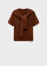 Jersey de punto de manga corta con diseño de doble capa y cuello redondo. Presenta un estilo recto y tejido de punto medio.