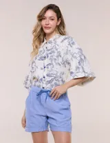 Short casual de calce relajado de lino color celeste, con cintura elastizada, cordón de ajuste, bolsillos diagonales y ruedo con dobladillo arremangado fijo.