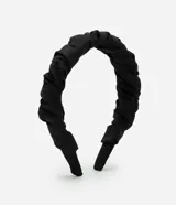 Vincha femenina revestida en tejido de poliéster con diseño fruncido y torcido que aporta volumen y textura. Cuenta con extremos cubiertos para mayor comodidad.