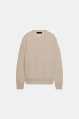 Jersey de punto liso color verde, con cuello redondo y manga larga. Confeccionado en hilatura de lana 100% con tacto suave.
