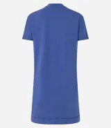 Vestido corto de cuello redondo y manga corta con dobladillo, confeccionado en tejido de punto de algodón. Presenta un diseño básico con un pequeño bolsillo aplicado en el pecho.