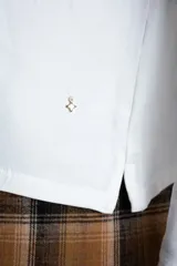 Remerón negro de algodón con elastano, de manga larga, cuello redondo y corte recto.