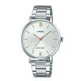Reloj Casio plateado con esfera blanca, agujas y marcadores de hora dorados. La correa es de acero inoxidable plateado. Resistente al agua hasta 30 metros.