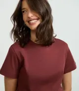 Remera básica de manga corta y cuello redondo, confeccionada en algodón interlock. Presenta un diseño liso sin estampados, ideal para uso diario.