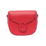 Bolso saddle pequeño de piel roja con cierre de presión magnético y bolsillo interior. Presenta detalles metálicos J Marc en la parte delantera y viene con una correa de logotipo adicional.