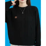 Buzo de manga larga color azul marino con diseño de tejido trenzado, cuello redondo y puños y ruedo elásticos acanalados.