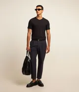 Remera básica de corte slim para hombre, de color blanco, con cuello en V y mangas cortas. Confeccionada en algodón peruano de alta suavidad y resistencia.