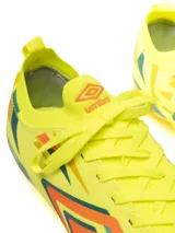 Championes de fútbol Umbro modelo Hit HG, color negro con detalles en rosa fucsia y verde azulado/plateado. Tienen cordones negros y suela con tapones cortos (HG).