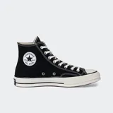 Championes Converse Chuck 70 de caña alta, color negro con detalles en blanco.