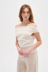 Top negro de viscosa sin mangas, ajustado al cuerpo y con elegante cuello buche.