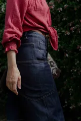 Jean wide leg color marrón, con corte recto y amplio, y costuras protagonistas que crean un diseño geométrico en las piernas.