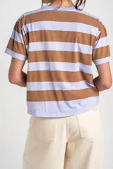 Remera de algodón peinado con diseño de rayas horizontales en tonos lila y marrón, cuello redondo y mangas cortas de calce clásico.