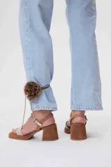 Sandalias de cuero color tostado con plataforma y taco ancho.