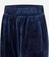 Pantalón tipo jogger de plush color negro, con cintura elástica, bolsillos laterales y puños ajustados en los tobillos.