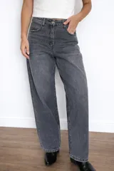 Jeans mom fit color gris, de tiro alto, con bolsillos delanteros y traseros. Confeccionado en algodón, lyocell y elastano.