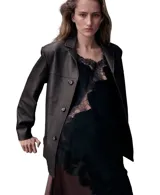 Blazer de cuero ovino color marrón oscuro, con diseño de corte recto, solapas clásicas y cierre frontal con botones a tono.