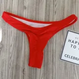 Bombacha de bikini tipo colaless con diseño plisado en el centro, confeccionada en tejido elástico.