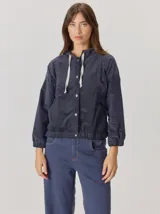 Campera estilo hoodie semi aterciopelada de color azul marino con sutil estampa de cuadros, mangas largas, capucha con cordones ajustables y cierre frontal con botones a presión.