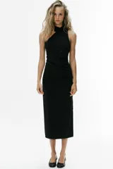 Vestido midi negro de cuello halter con efecto cruzado, espalda con abertura asimétrica y frunces drapeados en el delantero.
