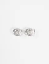 Aros tipo argolla gruesa con acabado brillante y cierre de clip.