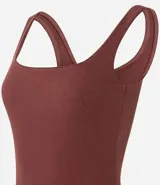 Vestido midi de Blue Steel confeccionado en tejido rib acanalado, con escote cuadrado y breteles anchos. Diseño básico y ajustado al cuerpo.