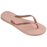 Ojotas Havaianas modelo Slim, de color rosado con tiras finas metálicas y textura de grano de arroz en la suela.