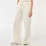 Pantalón de jogging color blanco, de corte recto y holgado, con cintura elástica y cordón ajustable.