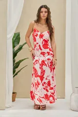 Vestido largo de satén con estampado floral en tonos rojo y rosa, tirantes finos y escote en V.