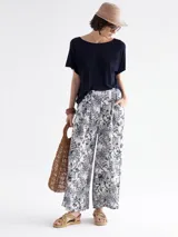 Sweater blanco de punto con mangas cortas y cuello redondo.