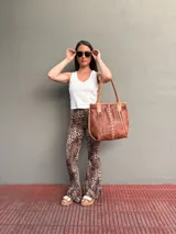 Bolso tote de cuero color marrón tostado, con costuras decorativas en hilo crudo y doble asa de hombro.