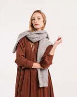 Vestido largo color marrón con cuello camisero, manga larga con puños elásticos y falda escalonada con volados.