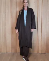 Sacón largo de punto abierto, confeccionado en lana, con diseño holgado, mangas anchas y cuello tipo solapa.