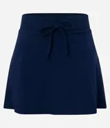 Short pollera evasé de color azul marino, confeccionado en viscosa con elastano. Presenta cintura ancha con elástico y lazo frontal ajustable para mayor comodidad.