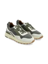 Sneaker de diseño deportivo confeccionado en una combinación de cueros en tonos gris, blanco y plateado. Presenta una suela de plataforma en color crema con base dentada y cordones al tono.