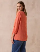 Blusa amarilla texturada con escote redondo y mangas 3/4 con puño elastizado. Aplique de broderie en escote y mangas. Marca Ruby Rd.