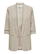 Blazer regular fit color rosado viejo, con cuello solapa, mangas 3/4 y bolsillos frontales ribeteados.
