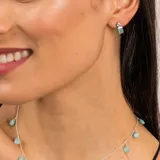 Aros de plata 925 con un topacio azul circular y una piedra ónix paraiba rectangular.