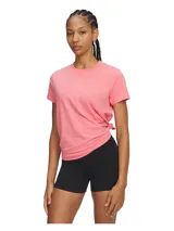 Remera deportiva de manga corta Under Armour, color rosa, con cuello redondo acanalado y detalle de nudo lateral. Presenta un diseño minimalista con logo sutil en el pecho.