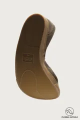 Zapatilla deportiva barefoot fabricada en piel con acabado serraje de color marrón, con cordones en contraste y suela fina de goma.