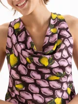 Top de seda rosa con estampado de labios y limones, corte relajado, breteles anchos y escote tipo buche.